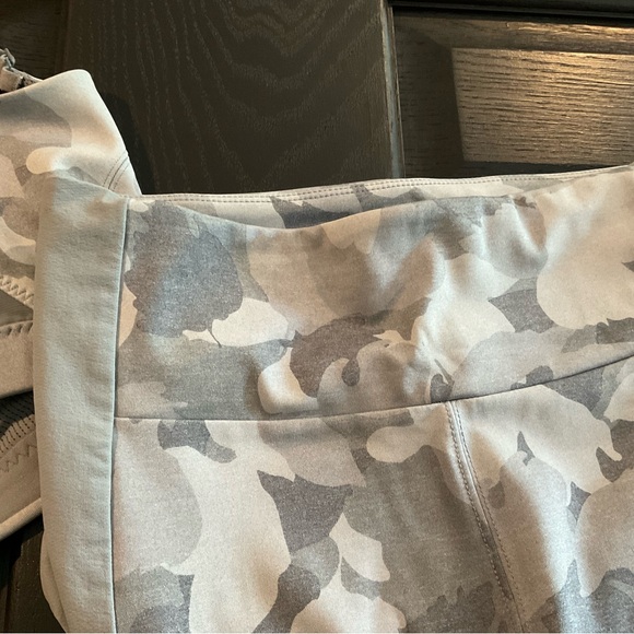 Athleta Essex Tight and Matching All in Motion Bra
Gray Camo
Size Small - Picture 10 of 13